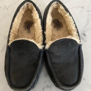 SOLD.  UGG sz 5